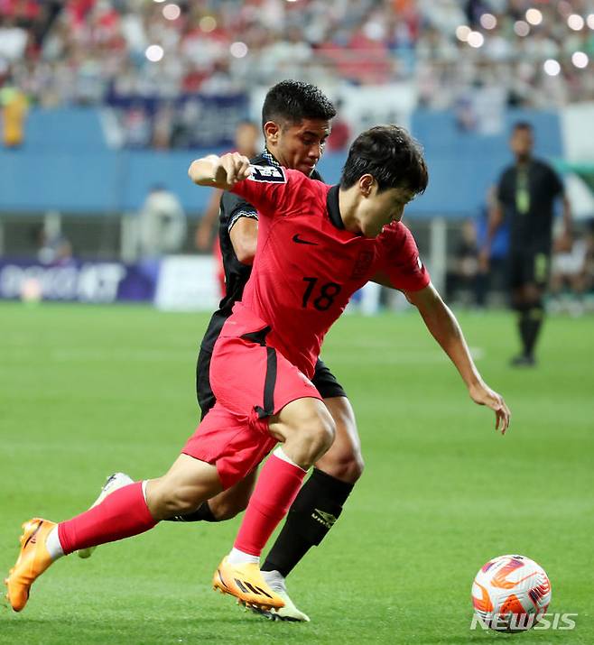 [대전=뉴시스] 김진아 기자 = 20일 오후 대전 유성구 대전월드컵경기장에서 열린 축구 국가대표팀 A매치 평가전 대한민국과 엘살바도르의 경기, 한국 이강인이 돌파하고 있다. 2023.06.20. bluesoda@newsis.com