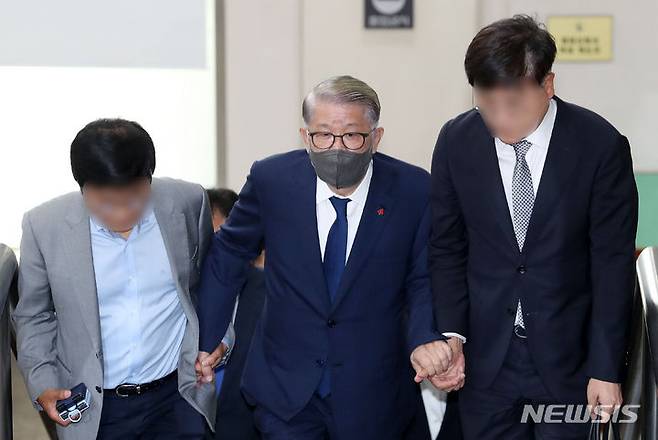 [서울=뉴시스] 고승민 기자 = 최신원 전 SK네트웍스 회장이 지난달 10일 서울고등법원에서 열린 횡령, 배임 혐의 항소심 2차 공판에 출석하고 있다. (공동취재사진) 2023.07.10. photo@newsis.com