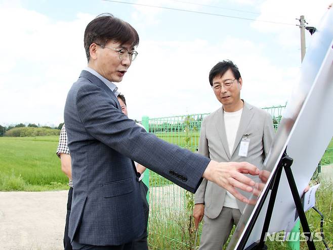 [전주=뉴시스]윤난슬 기자 = 김인태 전주부시장은 22일 전주월드컵경기장 인근 전주실내체육관 조성부지를 찾아 실내체육관 조성사업 등 현재 추진중인 복합스포츠타운 내 각종 체육시설공사 진행 상황을 점검했다.2023.08.22.(사진=전주시 제공)