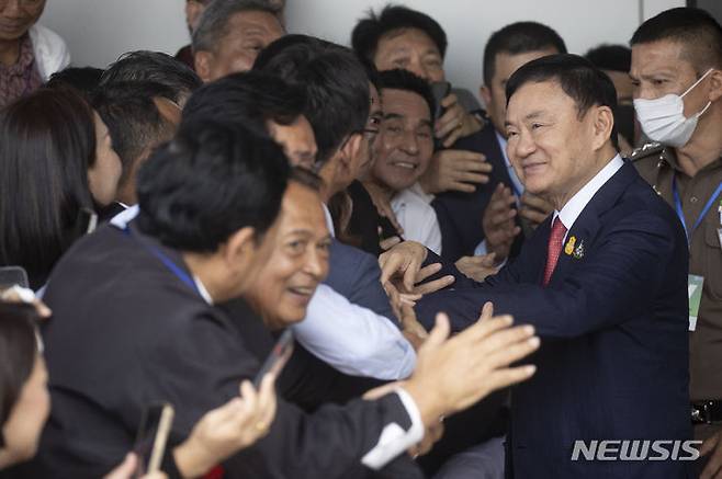 [방콕=AP/뉴시스] 부정부패 혐의 등으로 15년간 망명 생활을 한 탁신 친나왓 태국 전 총리가 22일(현지시간) 귀국했다고 영국 BBC가 전했다. 사진은 방콕 돈므앙 공항에서 지지자들의 환영을 받고 있는 탁신 전 총리. 2023.08.22.