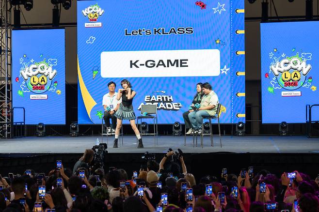 나영석 PD와 아이브 안유진. 나영석 PD가 연출한 '뿅뿅 지구오락실'에 안유진이 출연한다. CJ ENM 제공