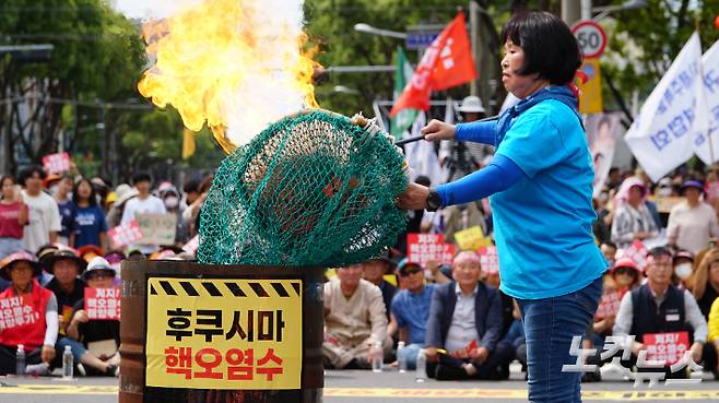 제주 해녀가 일본 정부의 핵 오염수 해양 투기에 항의하며 '테왁'을 태우고 있다. 고상현 기자