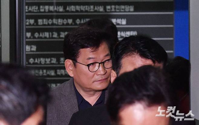 더불어민주당 '전당대회 돈 봉투 의혹'과 관련해 송영길 전 대표가 지난 6월 서울 서초구 서울중앙지방검찰청에서 두 번째 자진출석을 거부 당한 뒤 청사를 나서고 있다. 류영주 기자