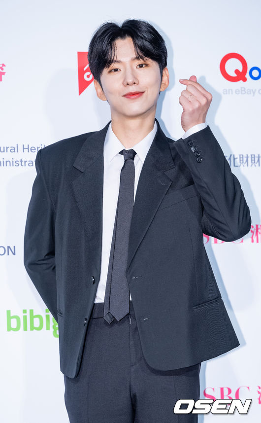 [OSEN=도쿄, 민경훈 기자]기현(MONSTA X)이 포토타임을 갖고 있다. 2022.10.14 /rumi@osen.co.kr