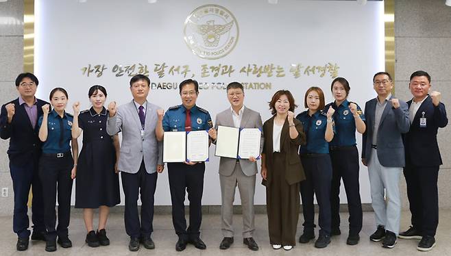 위기 청소년 보호·지원 업무협약을 체결한 뒤 단체로 기념 촬영을 하고 있다. 대구 달서경찰서 제공