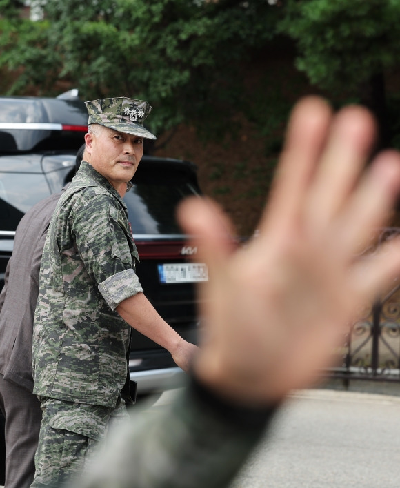 해병대사령부 들어가는 박정훈 전 수사단장 - 박정훈 전 해병대 수사단장이 18일 오후 승인 없이 TV 생방송에 출연한 것과 관련해 열린 징계위원회에 출석하기 위해 경기도 화성시 해병대 사령부로 들어가고 있다. 연합뉴스