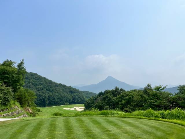 티잉 구역에서 본 10번 홀.