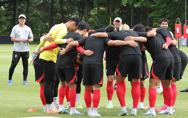 항저우 아시안게임 남자축구 국가대표팀 황선홍 감독이 25일 오후 경기도 파주 NFC(대표팀트레이닝센터)에서 선수들을 지켜보고 있다. 2023.7.25 연합뉴스