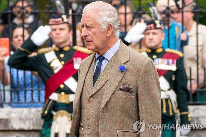 영국 찰스 3세 국왕 (AFP=연합뉴스) 영국 찰스 3세 국왕이 21일(현지시간) 여름 휴양지인 스코틀랜드 밸모럴성 문 앞에서 스코틀랜드 왕립연대를 사열하고 있다. 2023.8.21 photo@yna.co.kr