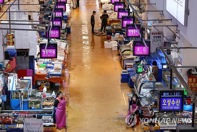 일본 정부 원전 오염수 방류 결정, 노량진수산시장은 (서울=연합뉴스) 신현우 기자 = 22일 일본 정부가 후쿠시마 제1원자력발전소 오염수(일본 정부 명칭 '처리수')의 해양 방류를 이르면 24일부터 개시하기로 공식 결정했다. 기시다 후미오 일본 총리는 이날 오염수 방류를 위한 관계 각료회의를 마친 뒤 방류 개시 시점과 관련해 "기상 등 지장이 없으면 24일로 예상한다"고 말했다. 이는 2021년 4월 스가 요시히데 당시 총리가 오염수 처분 방식으로 해양 방류를 결정한 지 2년 4개월 만이다.
    사진은 이날 서울 동작구 노량진수산시장. 2023.8.22 nowwego@yna.co.kr