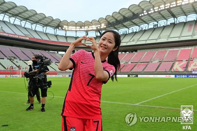 대만전 MVP 이민아 (서울=연합뉴스) 26일 일본 이바라키현 가시마 스타디움에서 열린 2022 동아시안컵 여자부 한국과 대만의 경기. 4-0 승리 후 MVP로 선정된 이민아가 포즈를 취하고 있다. 2022.7.26 [대한축구협회 제공. 재판매 및 DB 금지] photo@yna.co.kr