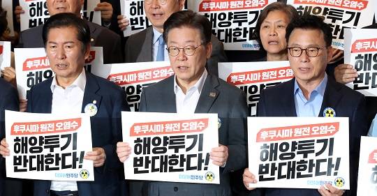 이재명 민주당 대표가 22일 국회 로텐더홀에서 일본 후쿠시마 원전오염수 해양방류 규탄 구호를 외치고 있다. 사진=뉴시스