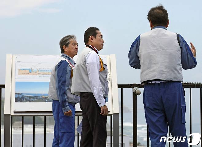 기시다 후미오(왼쪽에서 두번째) 일본 총리가 20일 후쿠시마현 오쿠마시에 있는 후쿠시마 제1원전을 시찰하면서 운영사 도쿄전력 관계자들로부터 방류 설비에 대한 설명을 듣고 있다. ⓒ 로이터=뉴스1 ⓒ News1 최종일 기자