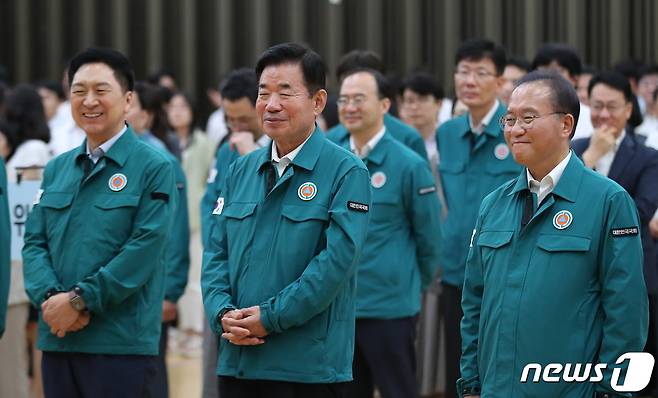 김진표 국회의장과 김기현 국민의힘 대표 등이 23일 서울 여의도 국회 지하강당에서 열린 공습 대비 민방위 훈련(민방공훈련)에 참석하고 있다. 2023.8.23/뉴스1 ⓒ News1 임세영 기자