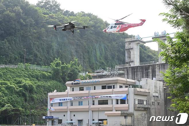 23일 진주 남강댐에서 드론 테러 대응 훈련이 진행되고 있다.2023.8.23 ⓒ 뉴스1 한송학 기자