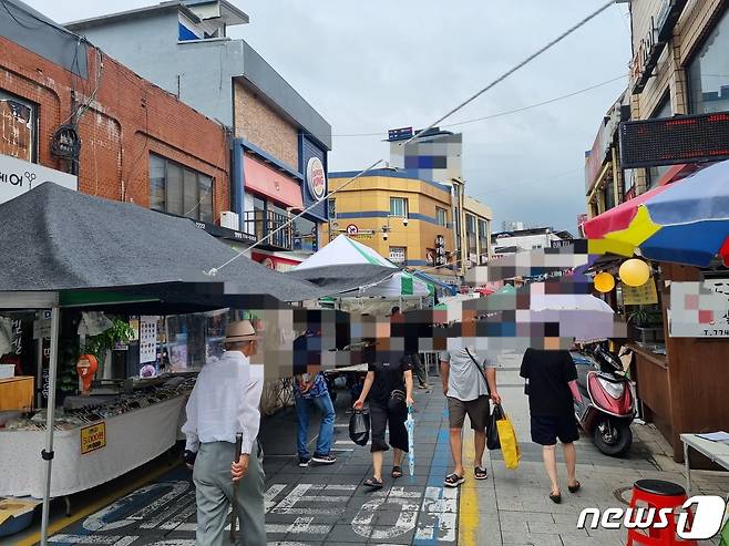 23일 오후 2시께 민방위 훈련 공습경보가 울렸지만 경기 양평군 물맑은시장은 상인들과 시민들은 신경 쓰지 않는 모습이었다.2023.08.23./뉴스1 양희문 기자