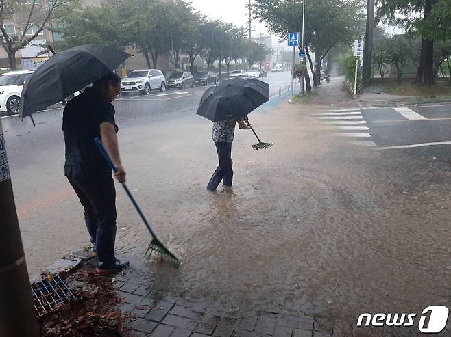 23일 전남 영광군 영광읍 생활체육공원 인근 도로 배수로가 호우로 막혀 거 관계자들이 이물질을 제거하고 있다.(영광군 제공)2023.8.23./뉴스1 ⓒ News1 서충섭 기자