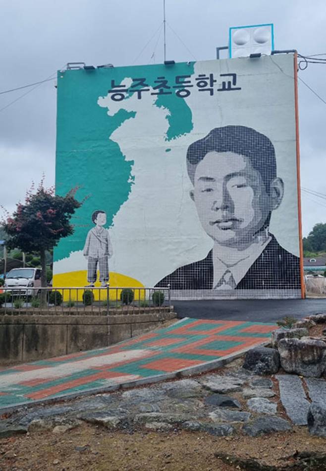 정율성이 잠시 다녔다는 전남 화순군 능주초등학교 외벽에 그려진 정율성의 대형 벽화. /화순군