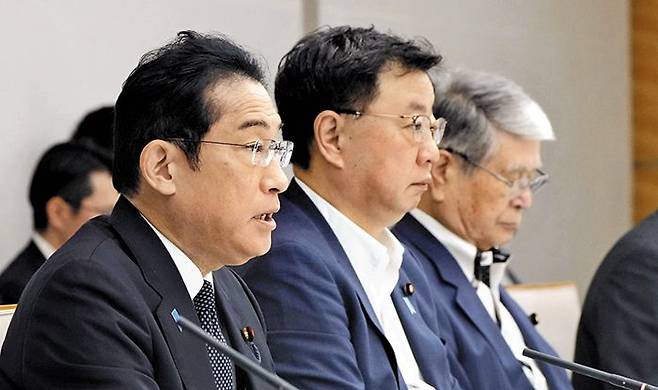 기시다 후미오 일본 총리가 22일 후쿠시마 원전 오염수 해양 방류 계획을 발표하고 있다. /교도 연합뉴스
