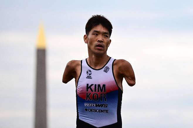 8월 19일(현지 시각) 2024 파리패럴림픽을 1년 앞두고 열린 2023년 세계 장애인 철인3종경기에 출전한 한국의 김황태 선수가 파리 도심을 달리고 있다./AFP 연합뉴스