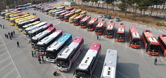 대전 국립대전현충원 주차장에 전세버스가 안전 점검을 받기 위해 주차해 있다. /신현종 기자