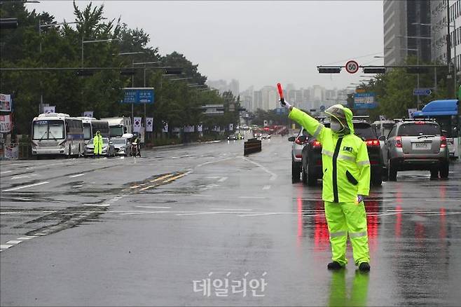 6년 만에 북한 공습을 가정한 민방위 훈련이 진행된 23일 오후 서울 여의도 국회대로에서 경찰들이 차량 및 도로를 통제하고 있다. ⓒ데일리안 홍금표 기자