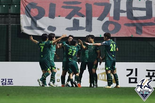 K리그2 선두를 질주 중인 김포 선수들. 한국프로축구연맹 제공