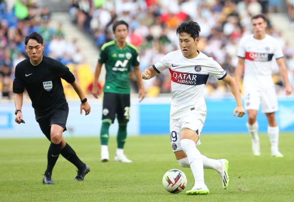 <yonhap photo-3214=""> '파리지앵' PSG 이강인의 공격 (부산=연합뉴스) 손형주 기자 = 3일 오후 부산아시아드주경기장에서 열린 '쿠팡플레이 시리즈 3차전' 파리 생제르맹(PSG) 대 K리그1 전북 현대 경기에서 PSG 이강인이 후반 교체 출전해 드리블 하고 있다. 2023.8.3 handbrother@yna.co.kr/2023-08-03 18:43:58/ <저작권자 ⓒ 1980-2023 ㈜연합뉴스. 무단 전재 재배포 금지.></yonhap>