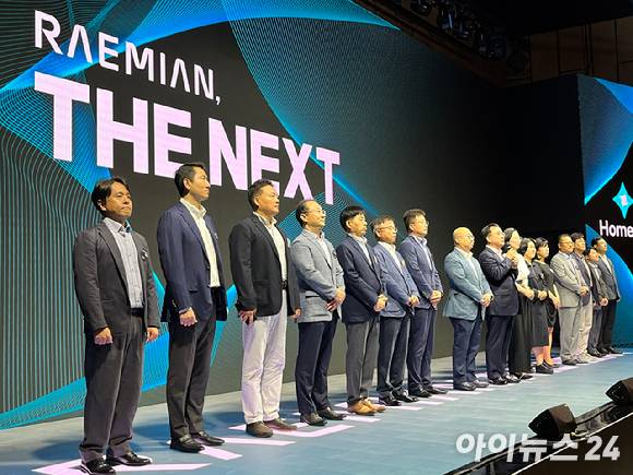 삼성물산 건설부문 임직원들이 '더 래미안, 더 넥스트' 발표회에서 인사하고 있다. [사진=안다솜 기자]