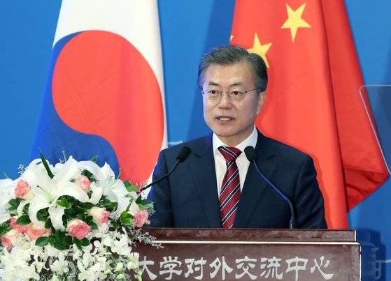 2017년 12월 15일 문재인 대통령이 중국 베이징대학교를 방문해 '한중 청년의 힘찬 악수, 함께 만드는 번영의 미래'를 주제로 연설하고 있다. 문 대통령의 베이징대 강연회에는 교수와 교직원, 학생 300여 명이 참석했다. 연합뉴스