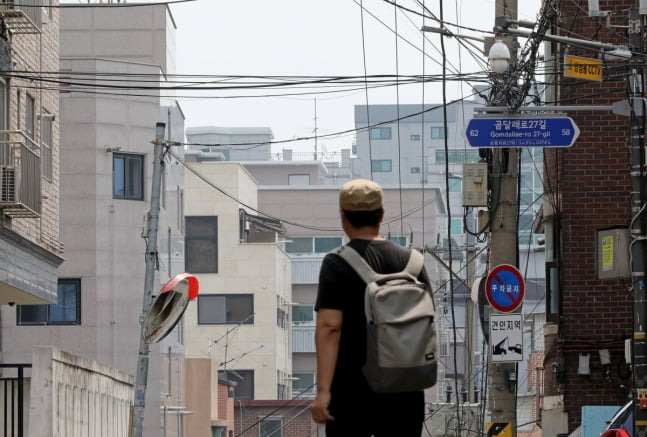 서울시에 위치한 빌라 밀집 지역에서 시민이 길을 걷고 있다. 사진=뉴스1