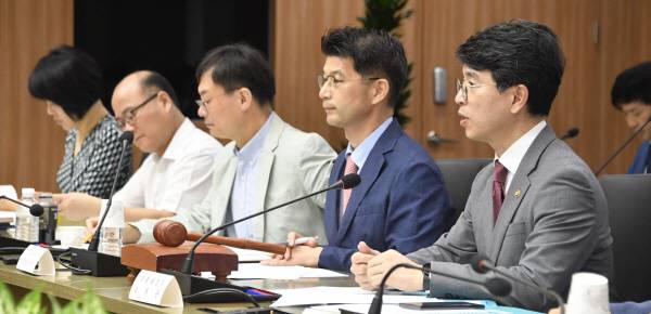 23일 김완섭(오른쪽 첫번째) 기획재정부 2차관 주재로 ‘2023년 제4차 재정사업평가위원회’가 진행되고 있다. 기재부 제공