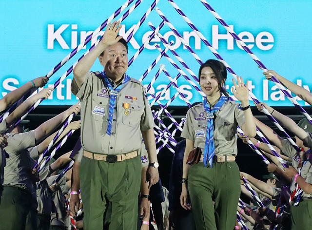 윤석열 대통령과 부인 김건희 여사가 지난 2일 전북 부안군 새만금 일대에서 열린 2023 새만금 제25회 세계스카우트잼버리 개영식에서 스카우트 최고의 예우를 표하는 장문례를 받으며 입장하고 있다. 뉴시스