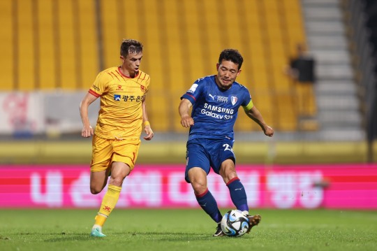 광주의 아사니(사진 왼쪽) 수원의 이기제 [한국프로축구연맹 제공]