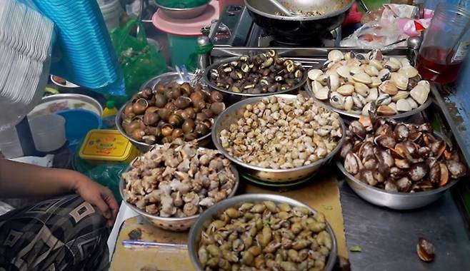 요리에 사용되는 식용 달팽이와 각종 조개 / 사진 = 유튜브 The Spice Channel