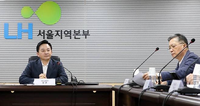 원희룡 국토교통부 장관(왼쪽)과 이한준 한국토지주택공사(LH) 사장이 20일 오후 서울 강남구 LH 서울지역본부에서 열린 LH 용역 전관 카르텔 관련 긴급회의에 참석해 자리에 앉아 있다. /사진=뉴시스