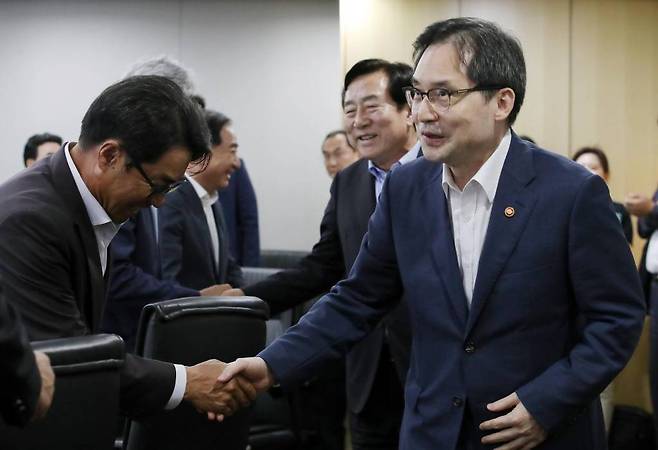 [서울=뉴시스] 조성우 기자 = 한기정 공정거래위원장이 23일 오후 서울 영등포구 여의도 중소기업중앙회에서 열린 공정거래위원장 초청 중소기업인 간담회에서 참석자들과 인사를 나누고 있다. 2023.08.23.