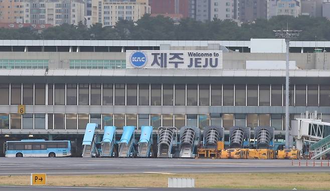 한국공항공사가 '제주공항 상주기업 채용의 날' 행사를 오는 24일 제주공항 3층 비즈니스 라운지에서 연다. 사진은 제주공항 계류장 모습. /사진=뉴시스