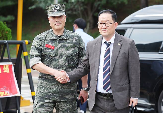 박정훈 전 해병대 수사단장 측은 전날 임성근 해병대 1사단장을 ‘직권남용’과 ‘업무상 과실치사’로 경찰 고발한 데 이어 23일 국방부 법무관리관 및 검찰단장을 ‘직권남용권리행사방해’로 고위공직자범죄수사처(공수처)에 고발한다고 밝혔다. 박 전 수사단장과 법률대리인 김경호 변호사가 지난 18일 경기도 화성시 해병대사령부에서 열린 징계위원회 출석에 앞서 악수를 나누고 있다. [연합]