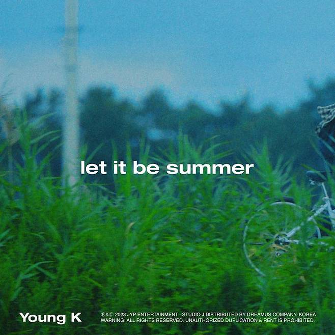 [서울=뉴시스] 25일 선공개되는 영케이 싱글 'let it be summer' 온라인 커버 사진. (사진=JYP 엔터테인먼트 제공) 2023.08.23. photo@newsis.com *재판매 및 DB 금지