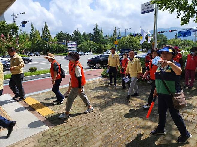 [창원=뉴시스] 강경국 기자 = 2023년 을지연습과 연계한 적 공습 대비 주민대피 훈련이 23일 오후 실시된 가운데 시민들이 성산구 중앙동 경남은행 창원영업부 앞 지하도 민방위대피소로 이동하고 있다. (사진=창원시청 제공). 2023.08.23. photo@newsis.com *재판매 및 DB 금지