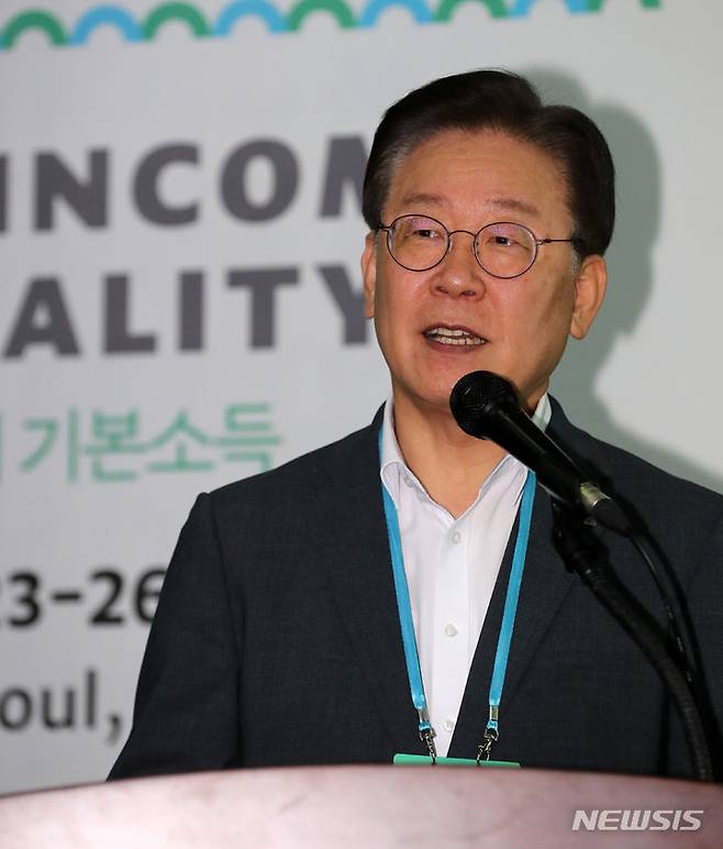 [서울=뉴시스] 김명년 기자 = 이재명 더불어민주당 대표가 23일 오전 서울 서대문구 이화여대에서 열린 '제22차 기본소득 지구네트워크 대회 개막식'에서 축사를 하고 있다. 2023.08.23. kmn@newsis.com