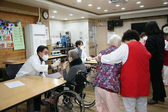 홍태용 김해시장 요양시설 방문 진료. 김해시청 제공