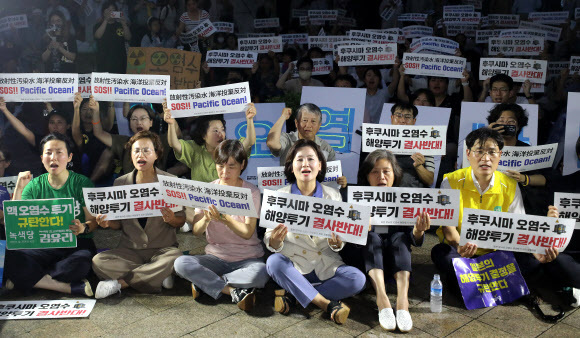 일본방사성오염수해양투기저지공동행동 활동가들과 강은미 정의당 의원, 이수진 더불어민주당 의원 등 참석자들이 22일 오후 서울 중구 서울시청 동편 광장에서 긴급 항의 행동을 갖고 일본 정부의 해양 투기 일정 철회와 함께 한국 정부 역시 후쿠시마 오염수 해양 투기에 대해 명확히 책임지고 반대 의사를 밝힐 것을 촉구하고 있다. 뉴스1