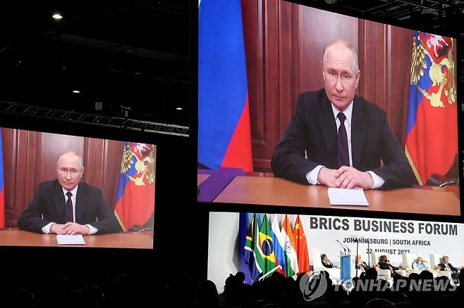 남아공 브릭스 정상회의서 화상연설하는 푸틴 (요하네스버그 타스=연합뉴스) 블라디미르 푸틴 러시아 대통령이 22일(현지시간) 남아프리카공화국에서 열린 브릭스 정상회의에서 화상으로 연설을 하고 있다. 2023.8.22 photo@yna.co.kr