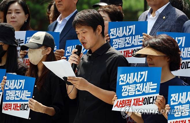 대전 전세사기 대책위원회 출범 (대전=연합뉴스) 이주형 기자 = 대전 전세 사기 피해자들이 31일 오전 대전 서구 대전광역시청 앞에서 대전광역시 전세 사기 대책위원회 출범 기자회견을 열고 대책 마련을 호소하고 있다. 2023.7.31 coolee@yna.co.kr