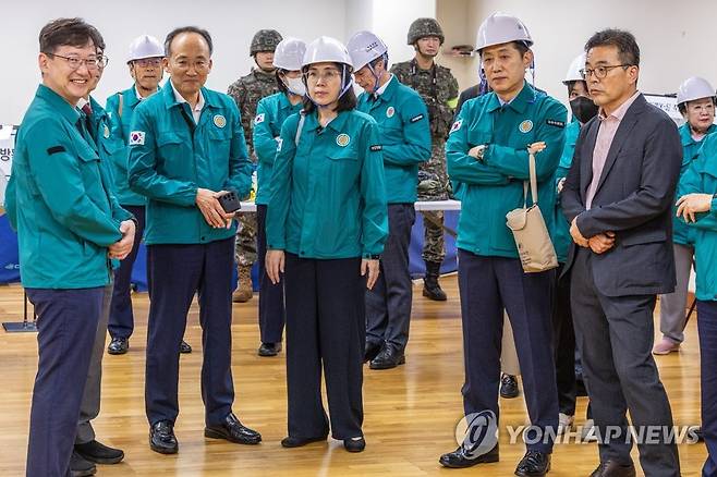 훈련 공습 경보에 대피한 장관들 (서울=연합뉴스) 황광모 기자 = 전국적으로 일반 국민까지 참여하는 공습 대비 민방위 훈련(민방공훈련)이 6년 만에 실시된 23일 오후 추경호 부총리 겸 기획재정부 장관(왼쪽 두 번째부터) 김현숙 여성가족부 장관, 김주현 금융위원장이 서울 종로구 정부서울청사에서 훈련 공습경보가 발령되자 지하 방공호로 대피해 있다. 2023.8.23 hkmpooh@yna.co.kr