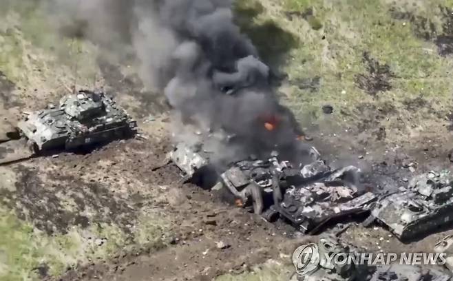 러시아군 방어선을 뚫지 못하고 파괴된 우크라이나군의 서방제 전차와 장갑차들 [EPA 연합뉴스자료사진. 재판매 및 DB 금지]