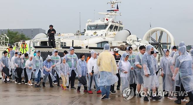 '서해5도 주민 안전 대피 훈련' (인천=연합뉴스) 임순석 기자 = 23일 오후 인천시 중구 영종도 해경기지에서 열린 '서해5도 주민 출도 및 구호 훈련'이 실시되고 있다. 이날 훈련은 을지연습 연계 전시상황 대비 도서주민 실제 구호 훈련이다. 2023.8.23 soonseok02@yna.co.kr