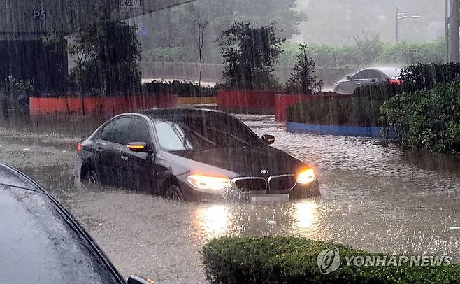 폭우로 물에 잠긴 도로 (청주=연합뉴스) 23일 오후 폭우로 청주시 서원구 개신동의 한 도로가 물에 잠겼다. 2023.8.23 [독자제공. 재판매 및 DB금지] vodcast@yna.co.kr